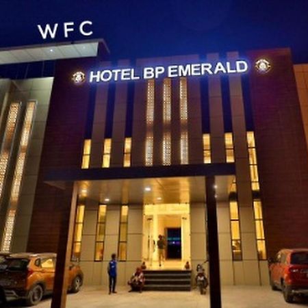 Hotel B P Emerald Mathura Buitenkant foto