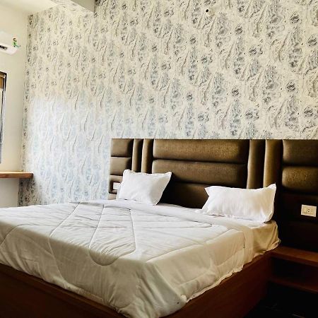 Hotel B P Emerald Mathura Buitenkant foto