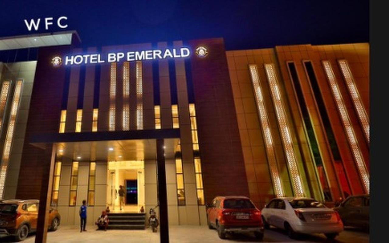 Hotel B P Emerald Mathura Buitenkant foto