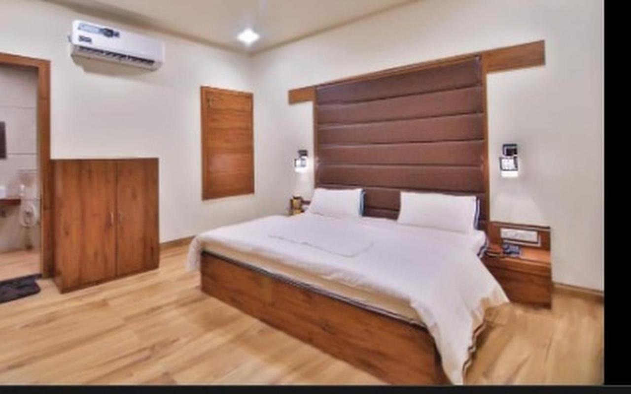 Hotel B P Emerald Mathura Buitenkant foto