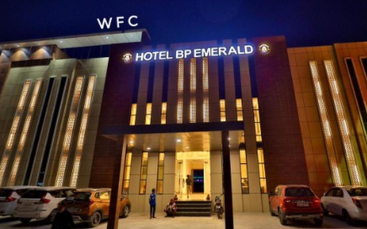 Hotel B P Emerald Mathura Buitenkant foto