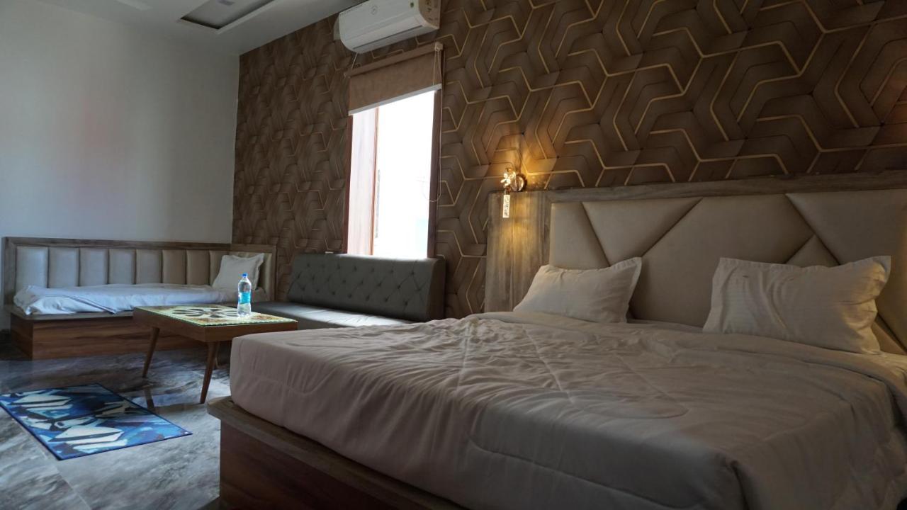 Hotel B P Emerald Mathura Buitenkant foto