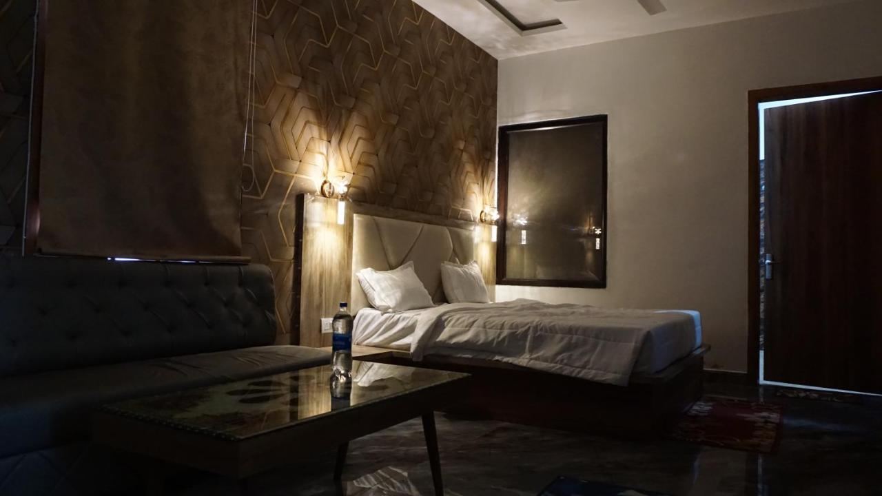 Hotel B P Emerald Mathura Buitenkant foto