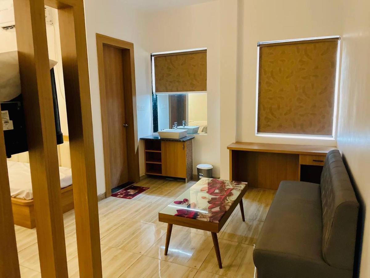 Hotel B P Emerald Mathura Buitenkant foto