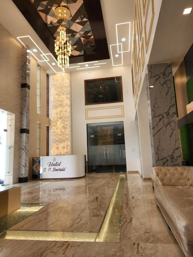Hotel B P Emerald Mathura Buitenkant foto