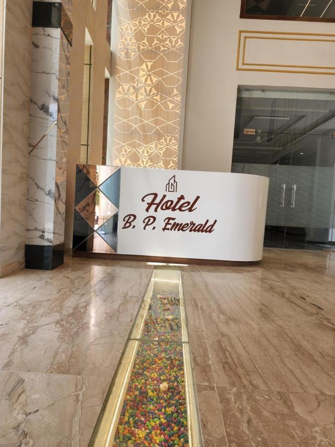 Hotel B P Emerald Mathura Buitenkant foto