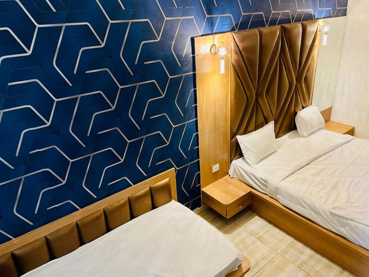 Hotel B P Emerald Mathura Buitenkant foto