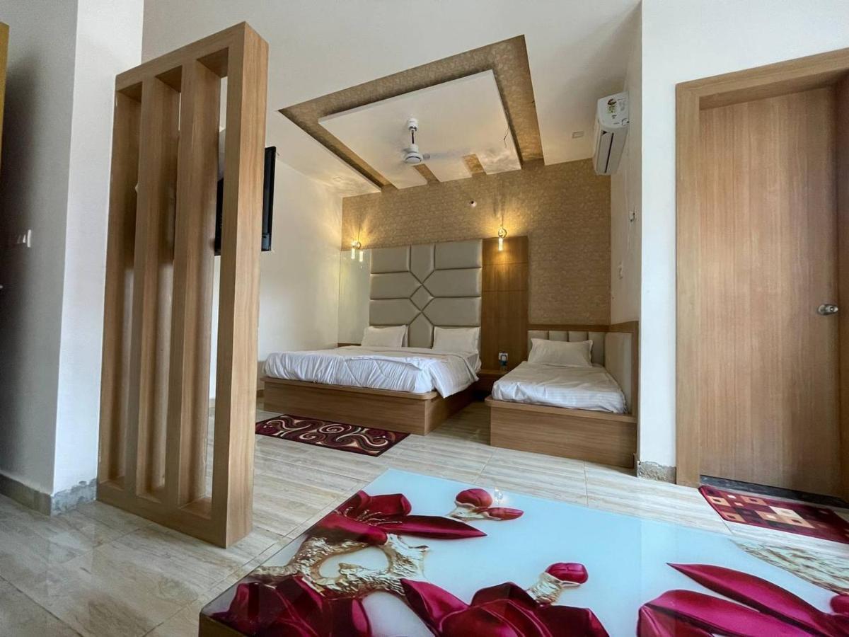 Hotel B P Emerald Mathura Buitenkant foto