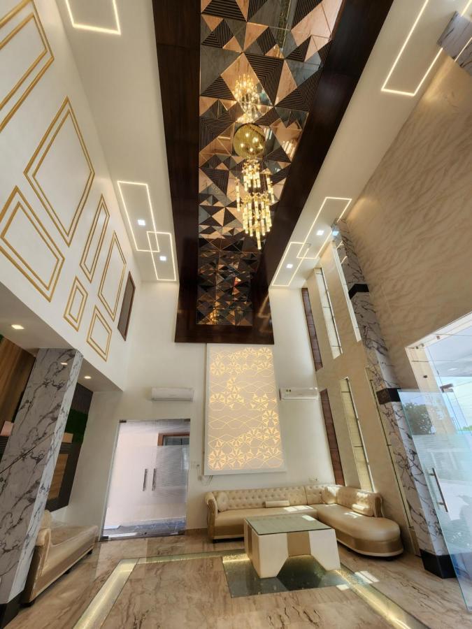 Hotel B P Emerald Mathura Buitenkant foto