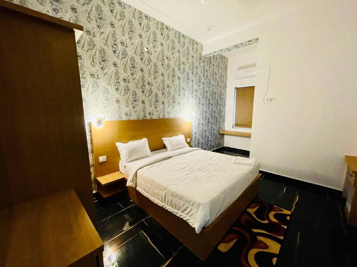 Hotel B P Emerald Mathura Buitenkant foto