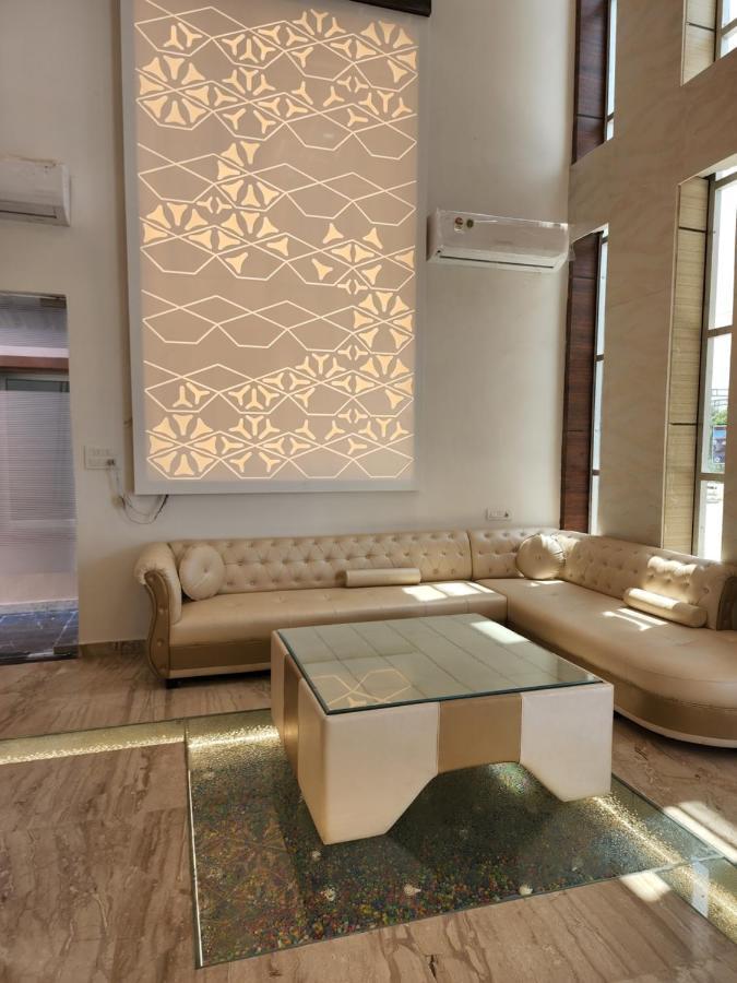 Hotel B P Emerald Mathura Buitenkant foto