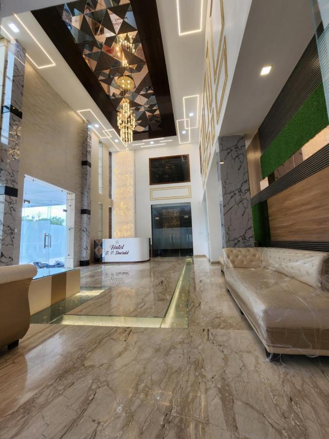 Hotel B P Emerald Mathura Buitenkant foto