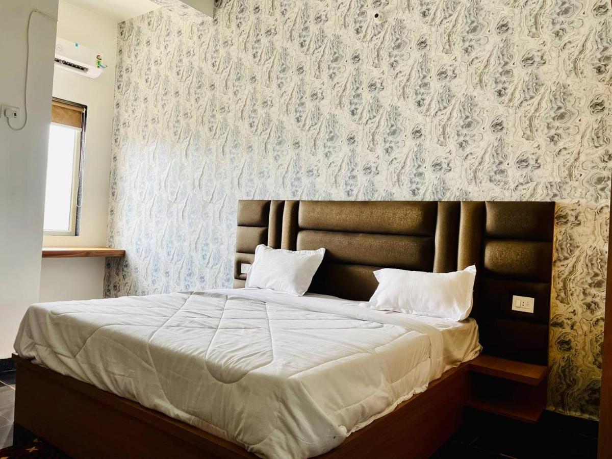 Hotel B P Emerald Mathura Buitenkant foto